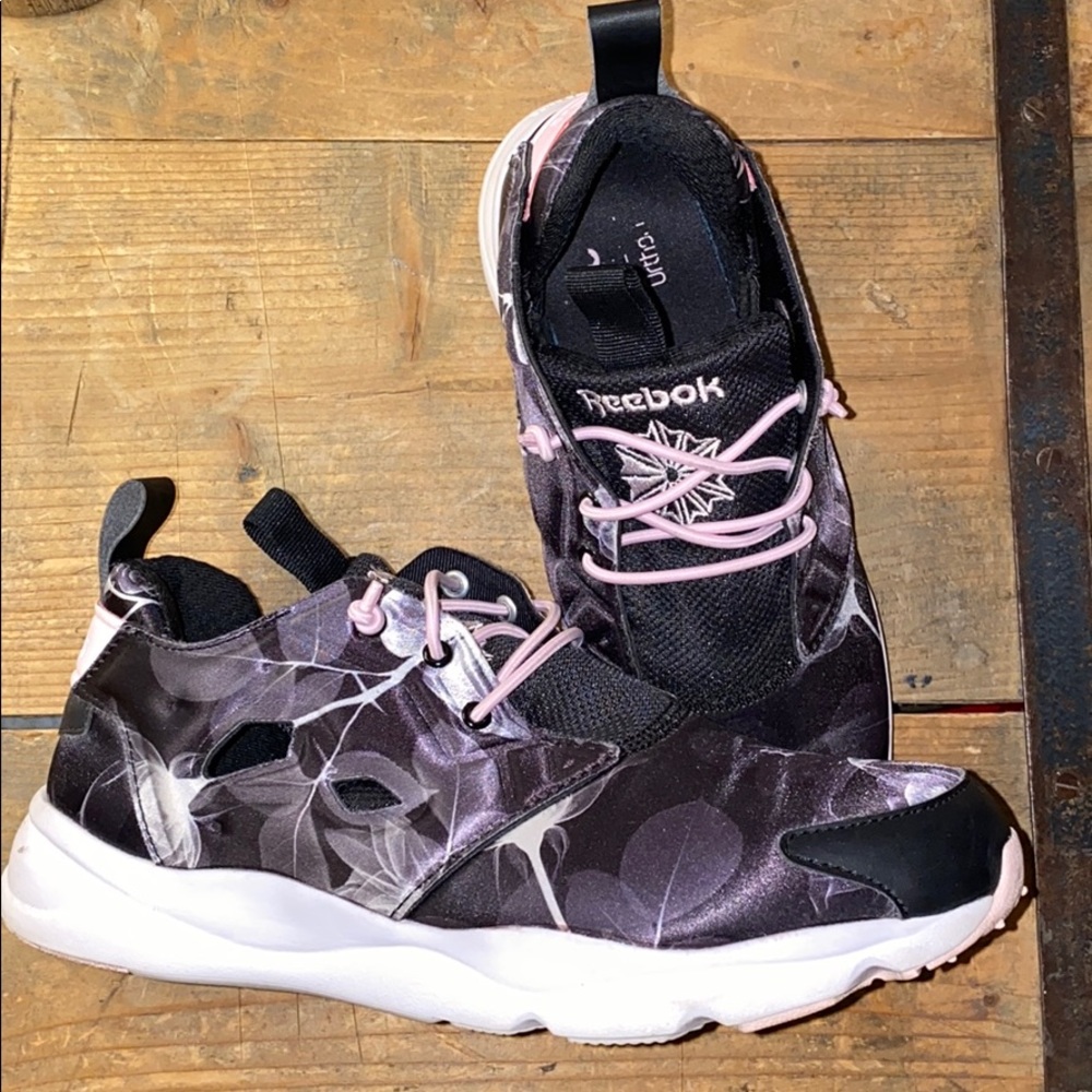 Size 8 women’s Reebok sneakers